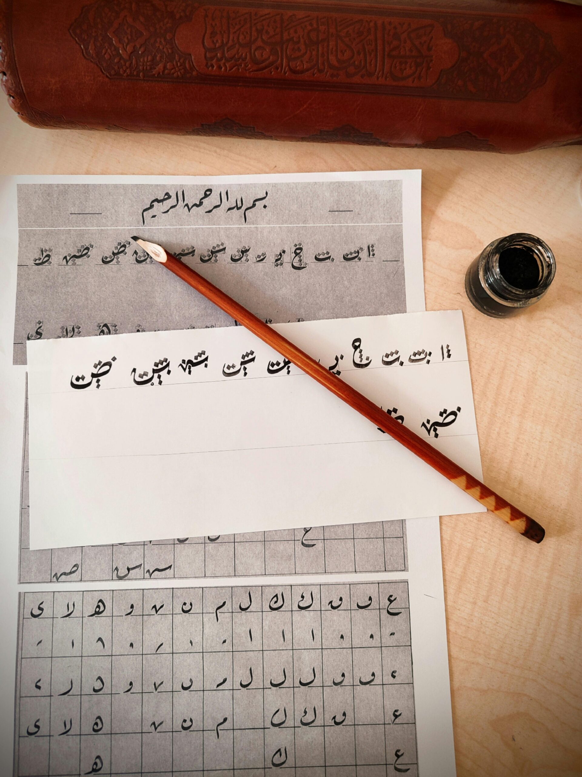 Accueil Explore traditional calligraphy with ink and brush in this artistic setup, showcasing elegant handwritten script.